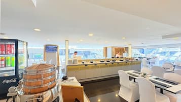 S'hi serveixen esmorzars, dinars i sopars