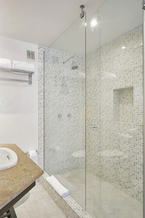 Junior Room | Bathroom | Shower, free toiletries, hair dryer, towels - Hotel Retiro 84 (Bogotá)