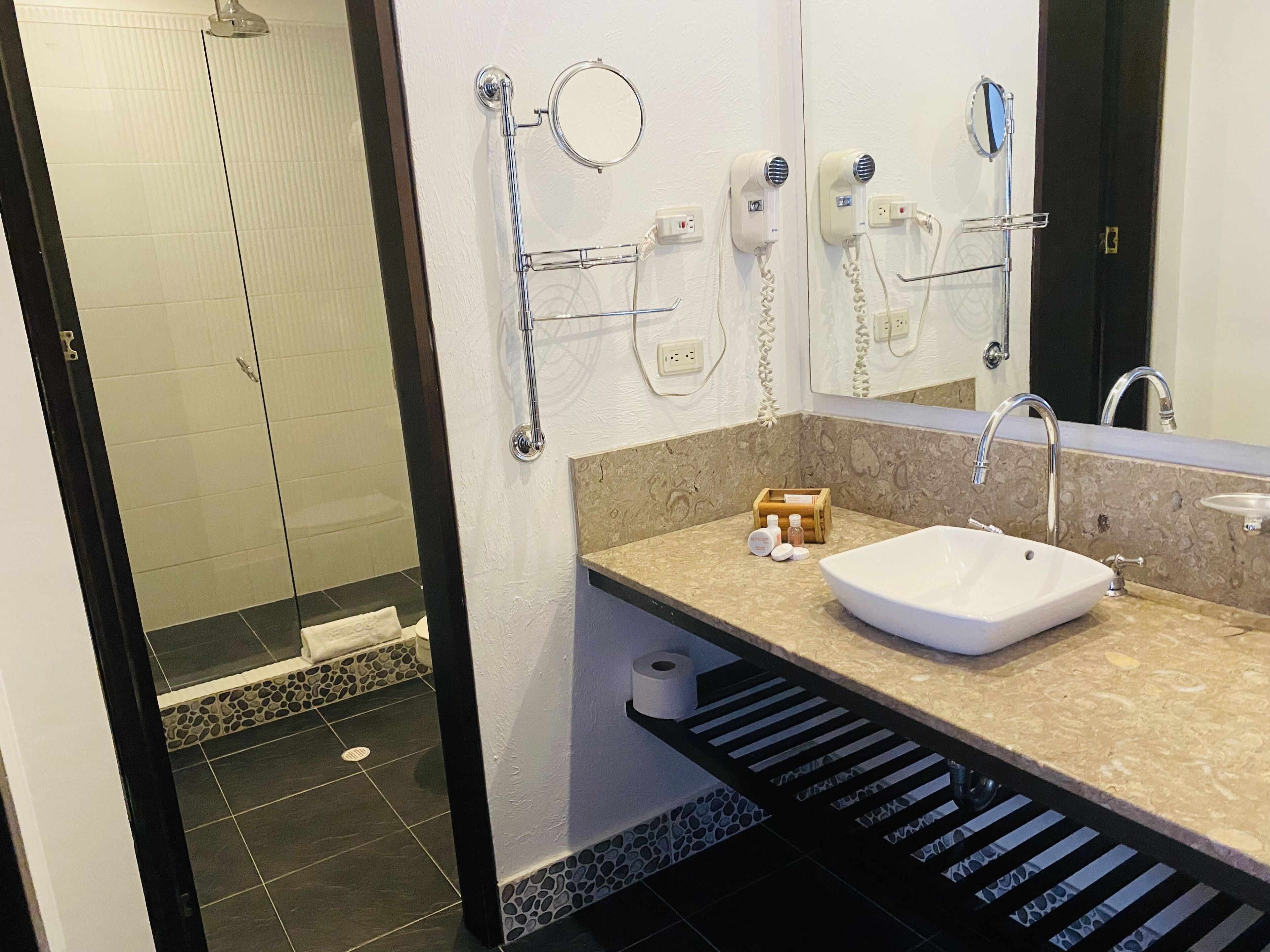 suite | bathroom | shower, free toiletries, hair dryer, towels