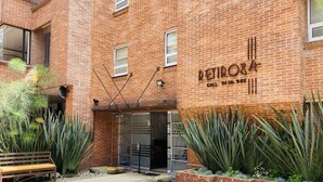 A brick building with a sign reading "RETOUR". - Hotel Retiro 84 (Bogotá)