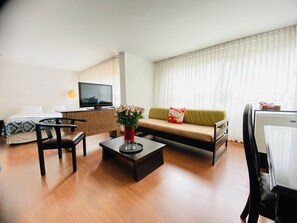 Junior Room | Living room | Plasma TV - Hotel Retiro 84 (Bogotá)