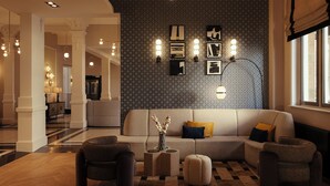 Un hall moderno con una pared estampada, un sofá y una mesa de centro.