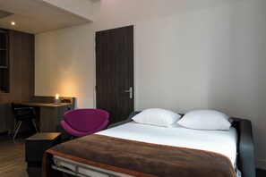 Family Room (1 King Bed 1 Sofabed) | Premium bedding, minibar, in-room safe, desk - The Manor Amsterdam (Amsterdam)