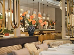 Alfresco dining, serves breakfast, lunch, and dinner - The Manor Amsterdam (Amsterdam)