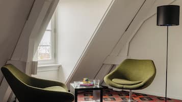 Suíte júnior, 1 cama King | Roupas de cama premium, frigobar, cofres nos quartos, escrivaninha