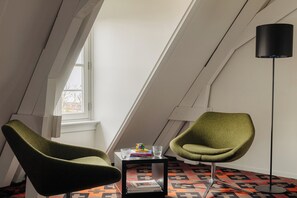 Suite Junior, 1 très grand lit | Literie de qualité, minibar, coffre-fort, bureau