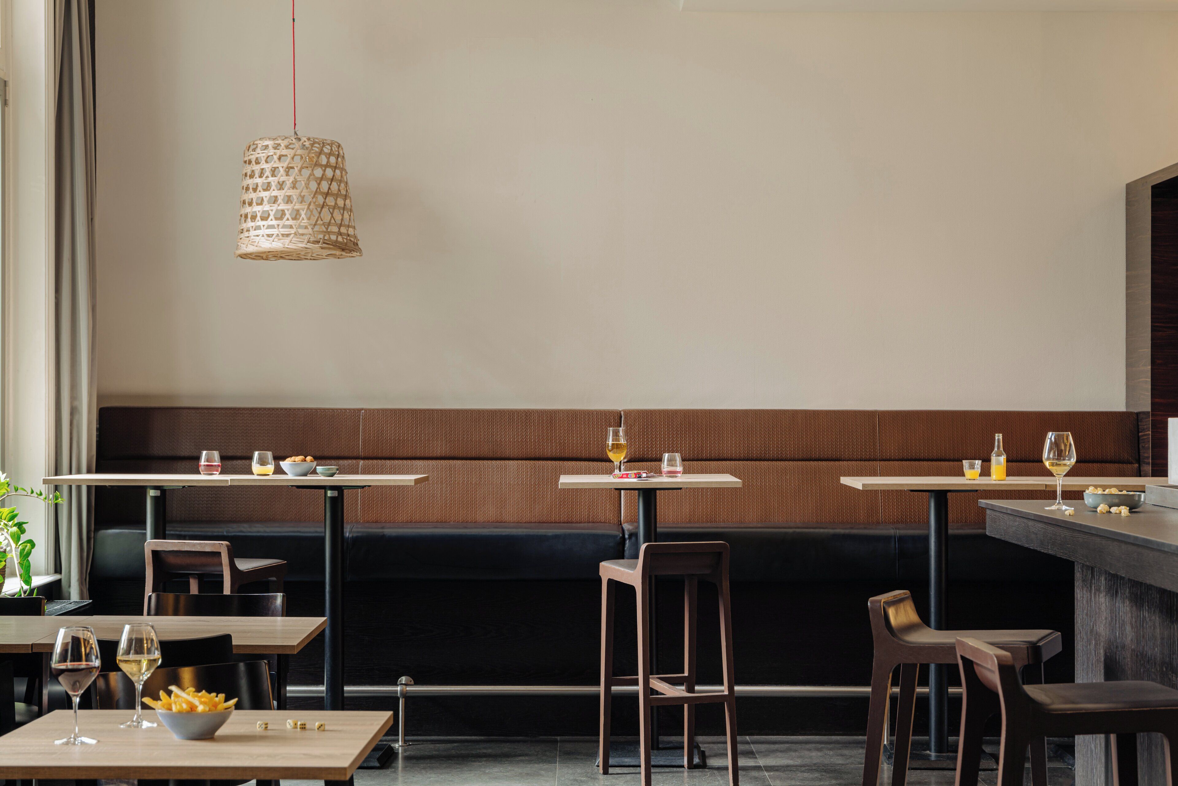 al fresco dining, serves breakfast, lunch and dinner