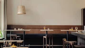 Melayani sarapan dan makan siang dengan suguhan santap malam alfresco