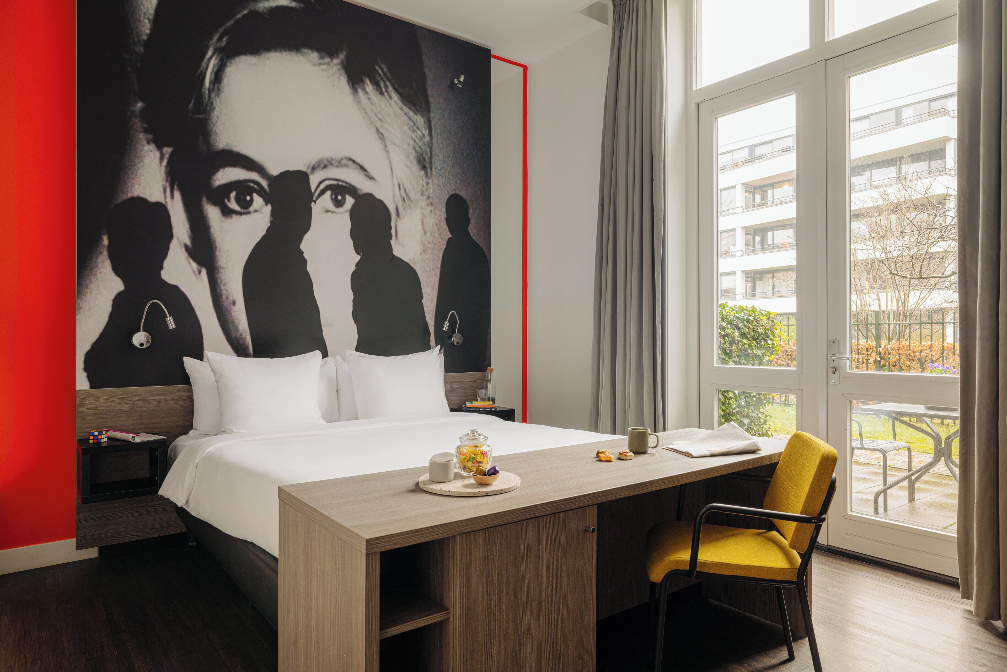 Deluxe kamer, 1 kingsize bed | Luxe beddengoed, een minibar, een kluis op de kamer, een bureau
