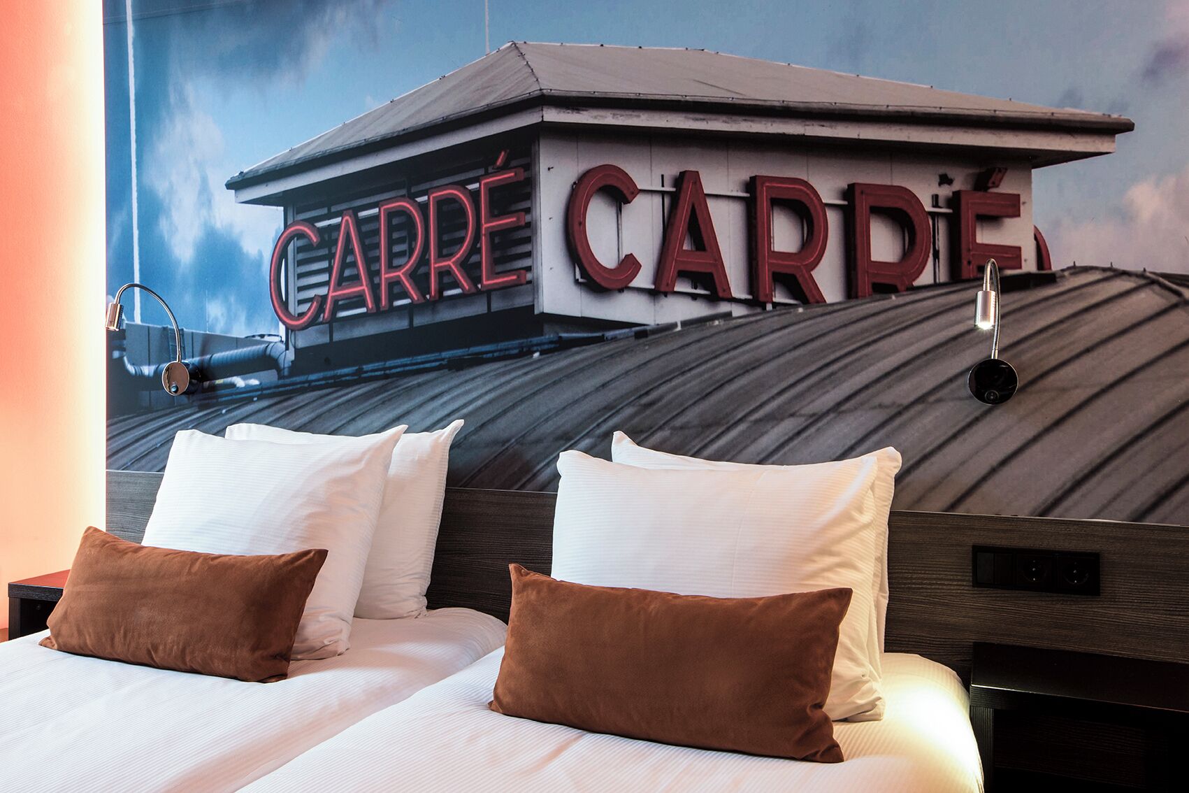 Deluxe kamer, 2 eenpersoonsbedden | Luxe beddengoed, een minibar, een kluis op de kamer, een bureau