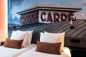 Deluxe-huone, 2 yhden hengen sänkyä | Ylelliset vuodevaatteet, minibaari, tallelokero huoneessa, työpöytä