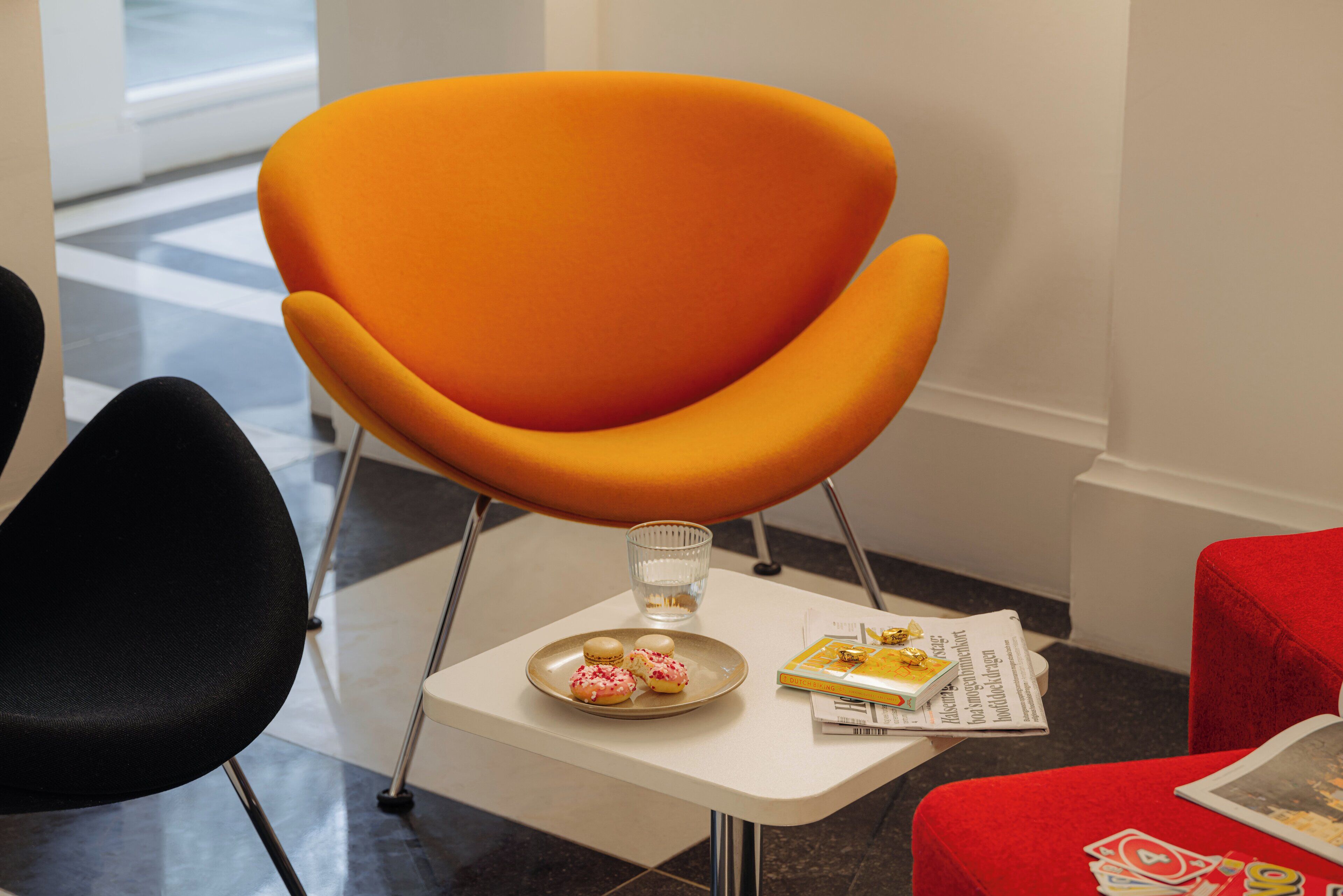 al fresco dining, serves breakfast, lunch and dinner