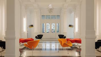 Restaurante con mesas al aire libre, se sirven desayunos y almuerzos