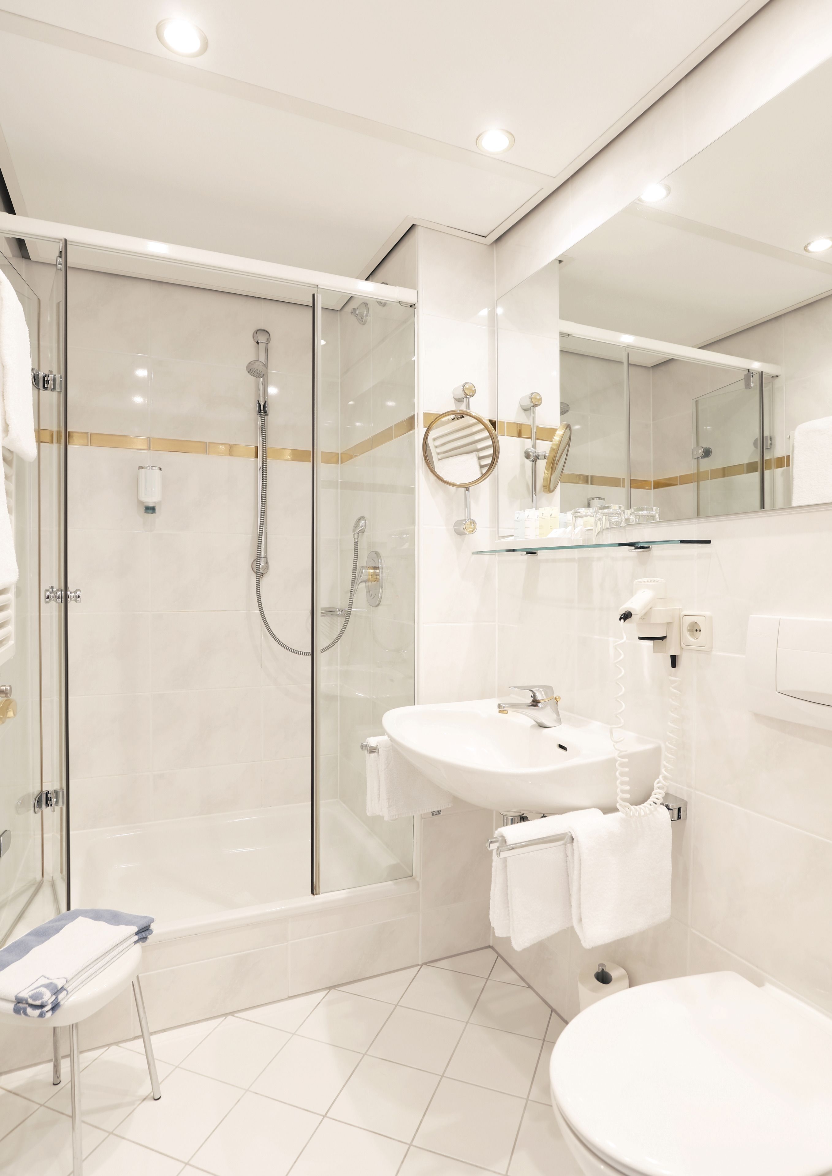 economy twin room (street view) | bathroom | combined shower/bathtub, hair dryer, bathrobes, slippers