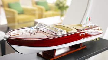 Un modelo de barco sobre un soporte de madera.