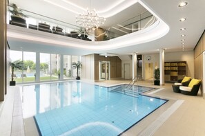 Indoor pool, seasonal outdoor pool, pool umbrellas, sun loungers - Hotel Reutemann - Seegarten (Lindau)