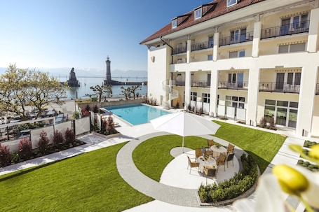 室内游泳池,季节性开放的室外游泳池,池畔遮阳伞,日光浴躺椅