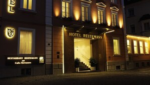 A hotel with a prominent entrance, a visible staircase, and a sign indicating a restaurant and cafe. - Hotel Reutemann - Seegarten (Lindau)