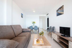 Apartamento, 2 quartos, sacada, vista para o porto | Área de estar