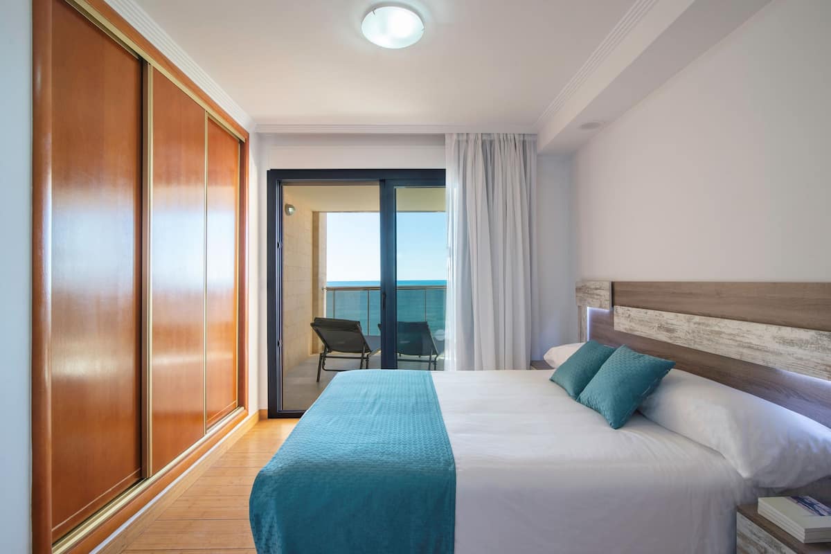 Superior appartement, 2 slaapkamers, balkon, uitzicht op zee | 2 slaapkamers, luxe beddengoed, een kluis op de kamer
