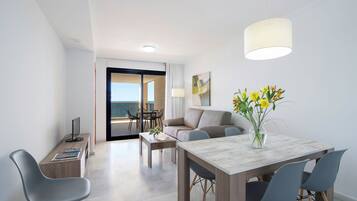 Superior appartement, 2 slaapkamers, balkon, uitzicht op zee | Woonruimte | Een 30-inch flatscreentelevisie met digitale zenders en een televisie