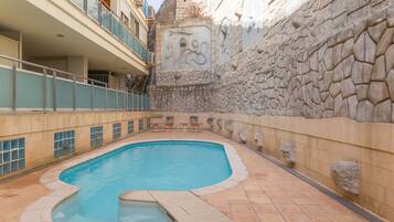 2 udendørs pools, åben fra kl. 10.00 til kl. 19.00, liggestole