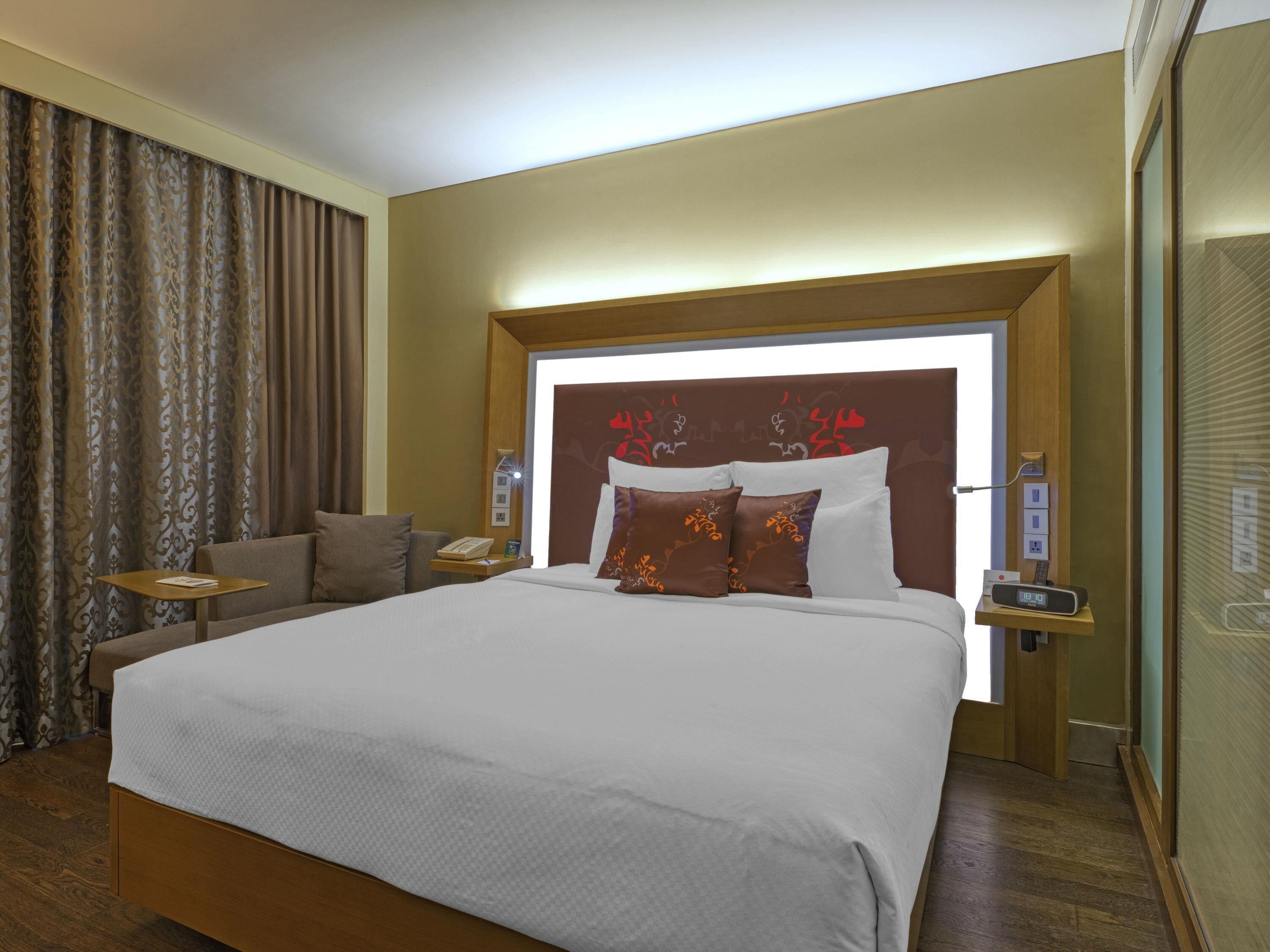 Premium bedding, down comforters, minibar, in-room safe