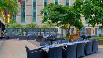 2 restaurants; s'hi serveixen esmorzars, dinars i sopars