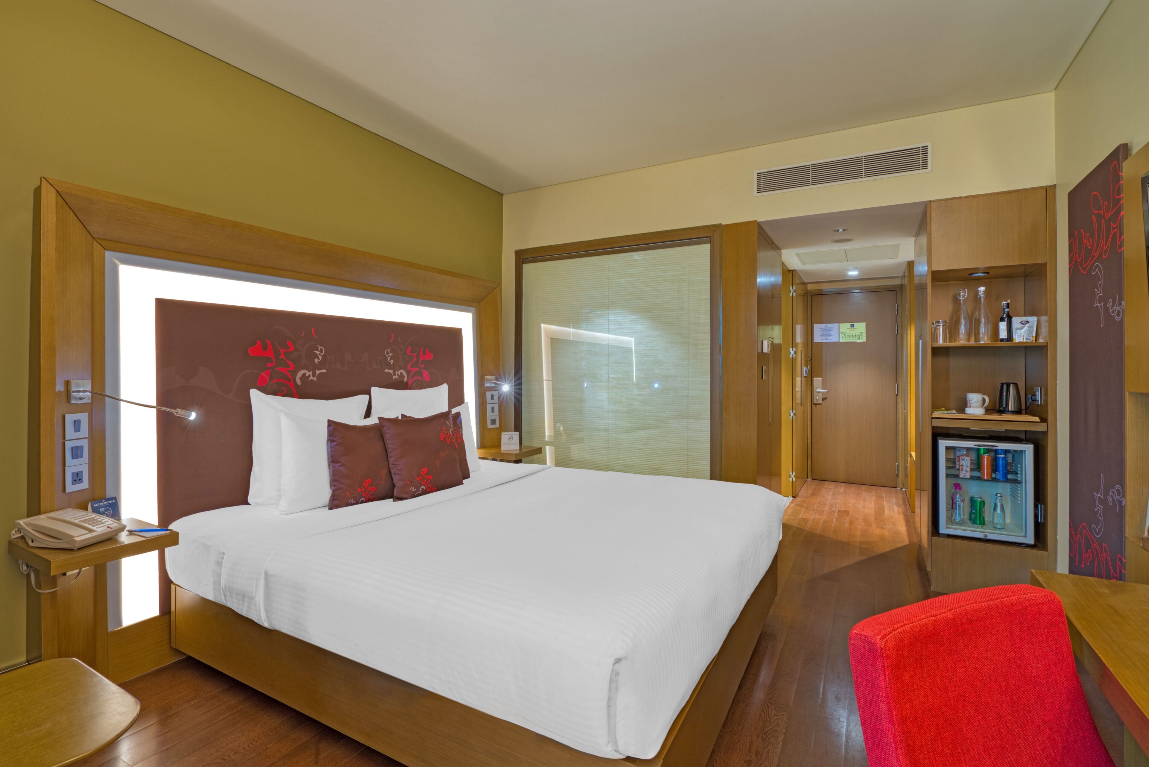 executive room, 1 king bed | 1 bedroom, premium bedding, down duvets, minibar