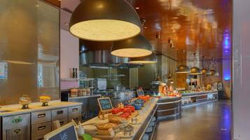 2 restaurants; breakfast, lunch, dinner and brunch served