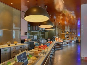 2 restaurants servant le petit déjeuner, le déjeuner et le dîner