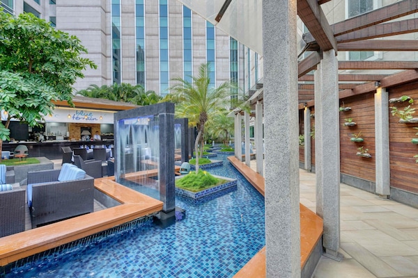 2 restaurantes, se sirven desayunos, comidas y cocina a la parrilla