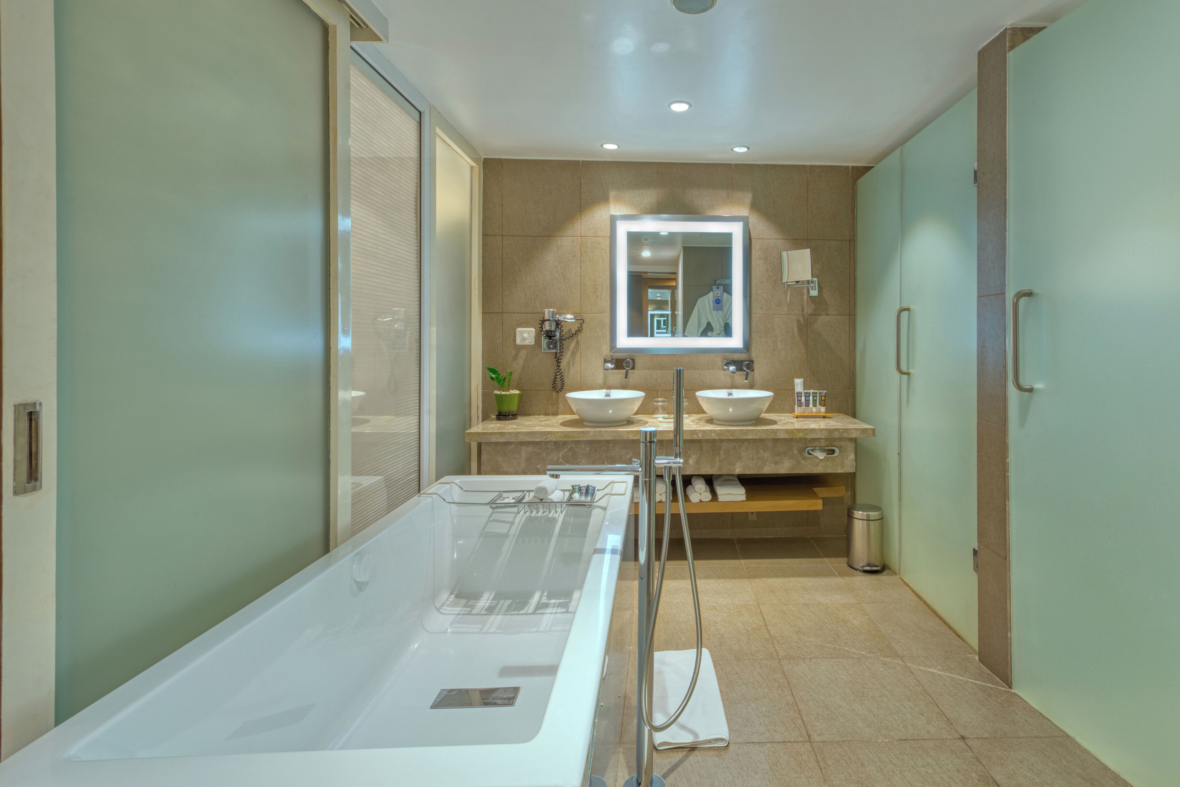 executive suite, 1 double bed | bathroom | eco-friendly toiletries, hair dryer, bathrobes, slippers