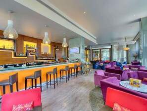 2 bars/lounges, lobby lounge
