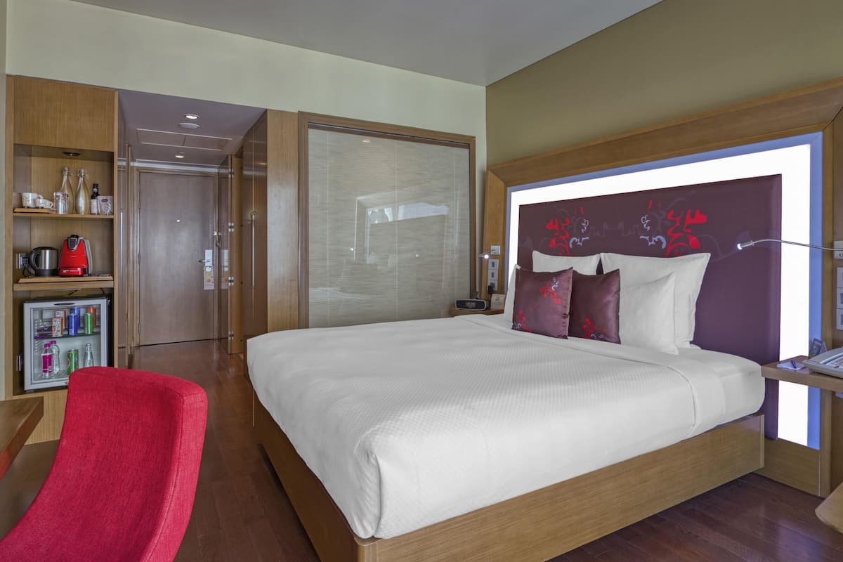 1 bedroom, premium bedding, down duvets, minibar