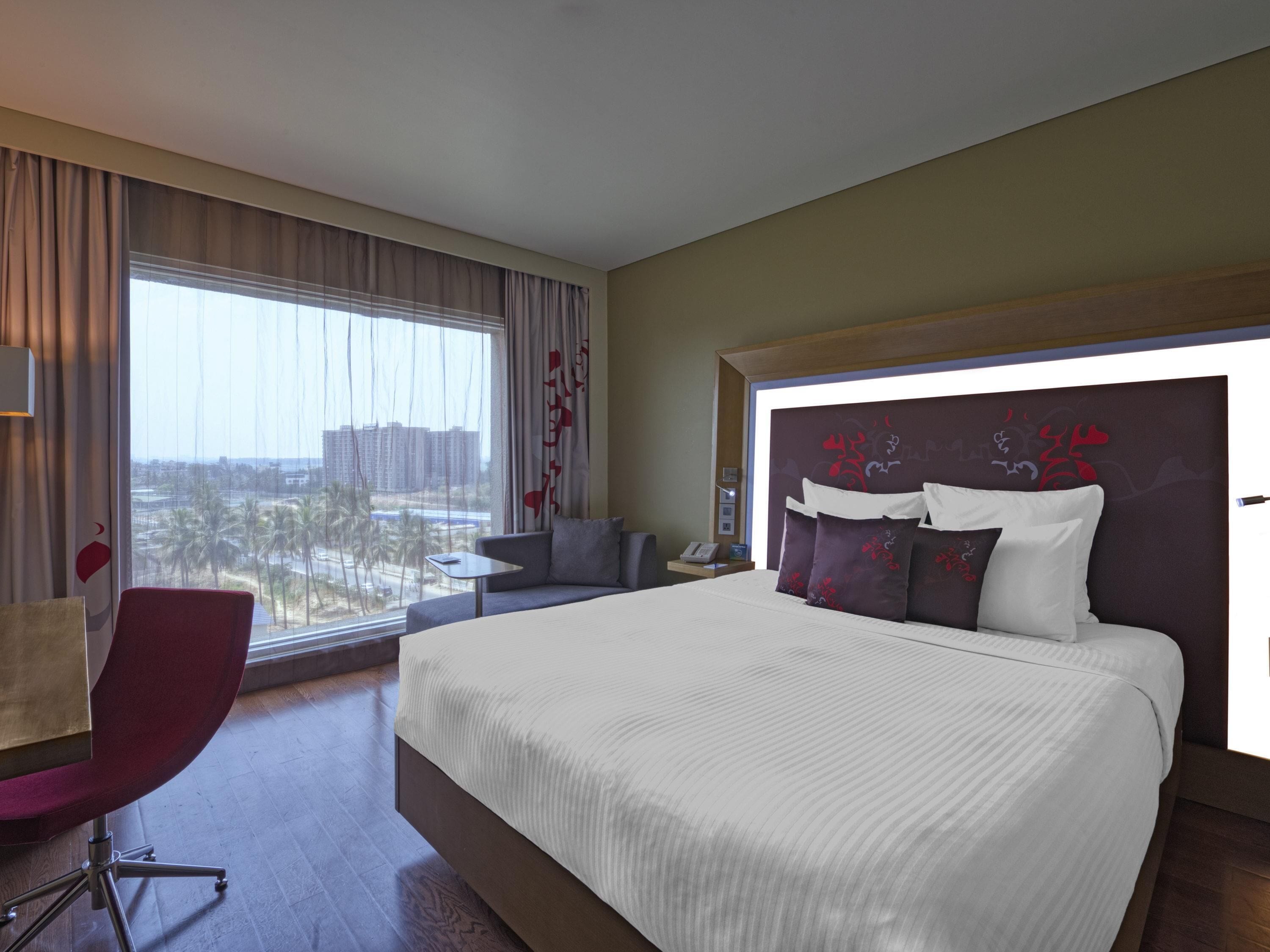 高档床上用品、羽绒被、迷你吧、客房内保险箱