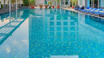 Piscine extérieure, chaises longues, maîtres-nageurs sur place