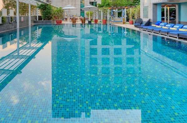 Piscine extérieure, chaises longues, maîtres-nageurs sur place