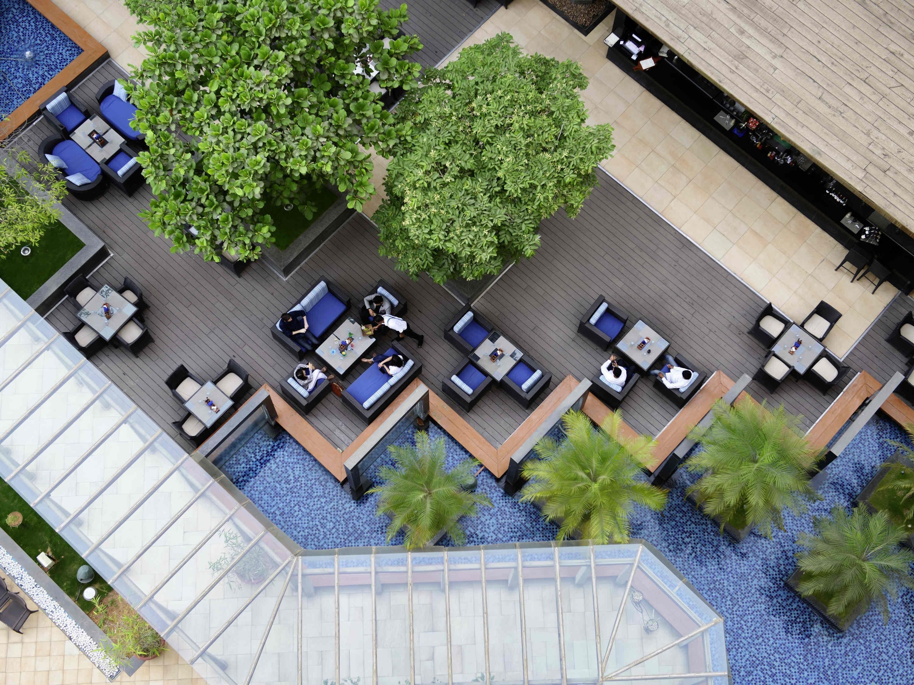 2 bars/lounges, lobby lounge