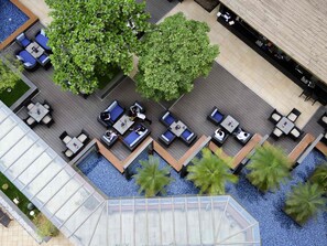 2 bars, lounge dans le hall