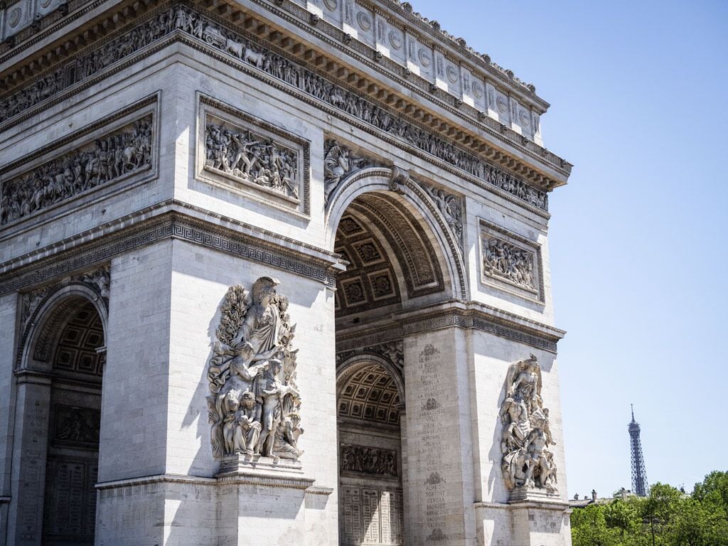 Un grand arc en pierre richement décoré, orné de sculptures et de statues complexes, qui est probablement un monument historique.