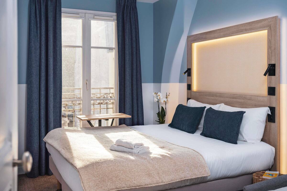 Habitación estándar doble, 1 cama doble con sofá cama | Ropa de cama de alta calidad y colchones con acolchado adicional