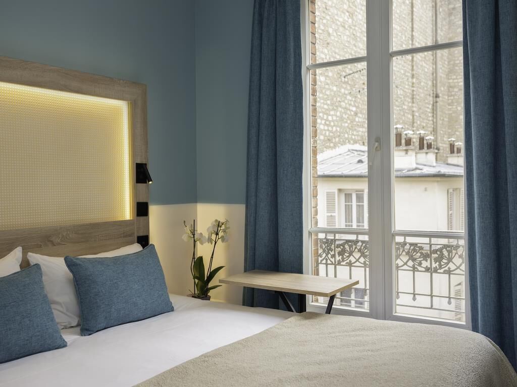 Suite Standard, Plusieurs lits | Literie de qualité, lit avec matelas à plateau-coussin, bureau