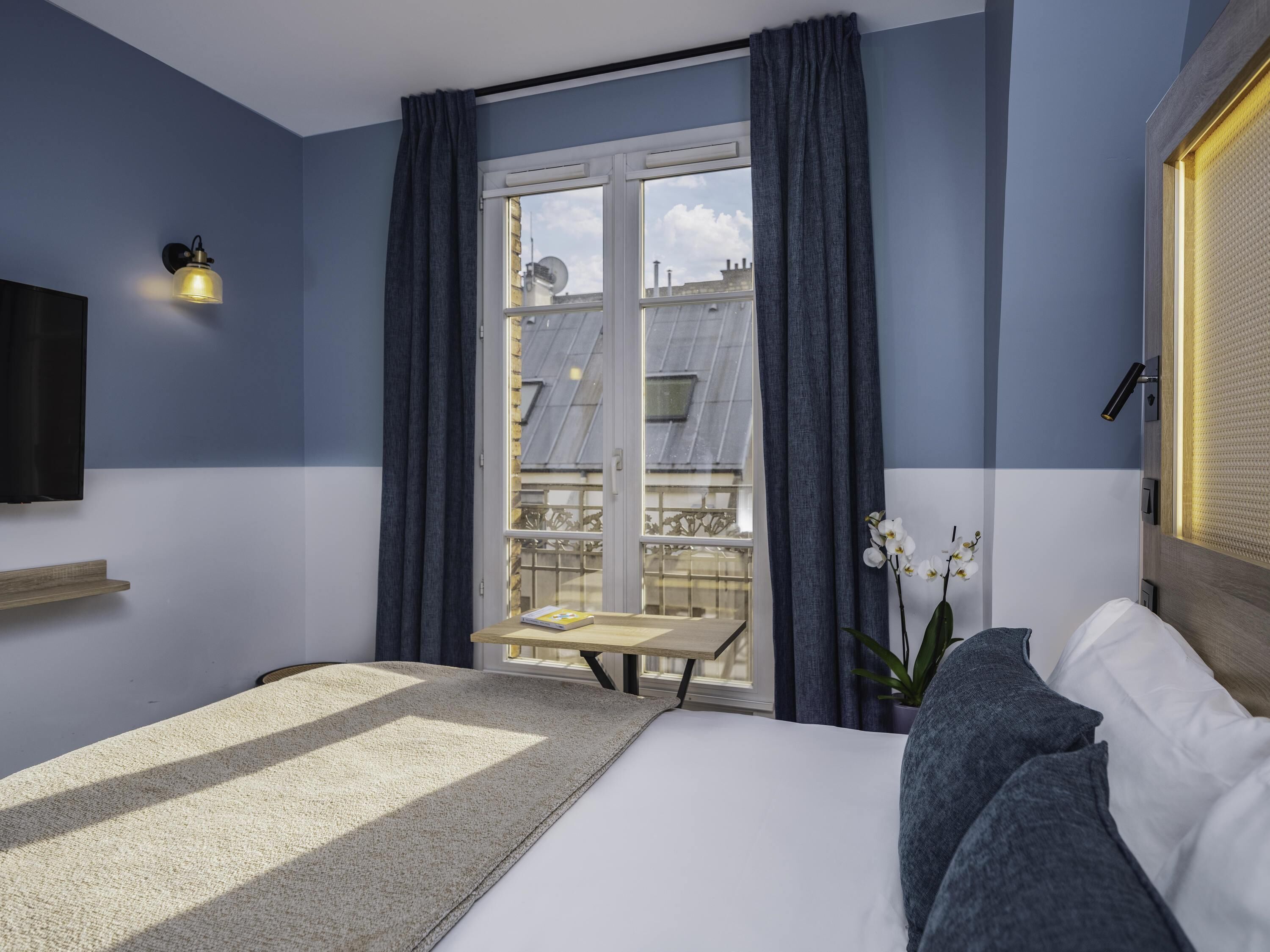 Habitación doble estándar, 1 cama matrimonial y sofá cama | Ropa de cama de alta calidad, camas con pillow-top y escritorio 