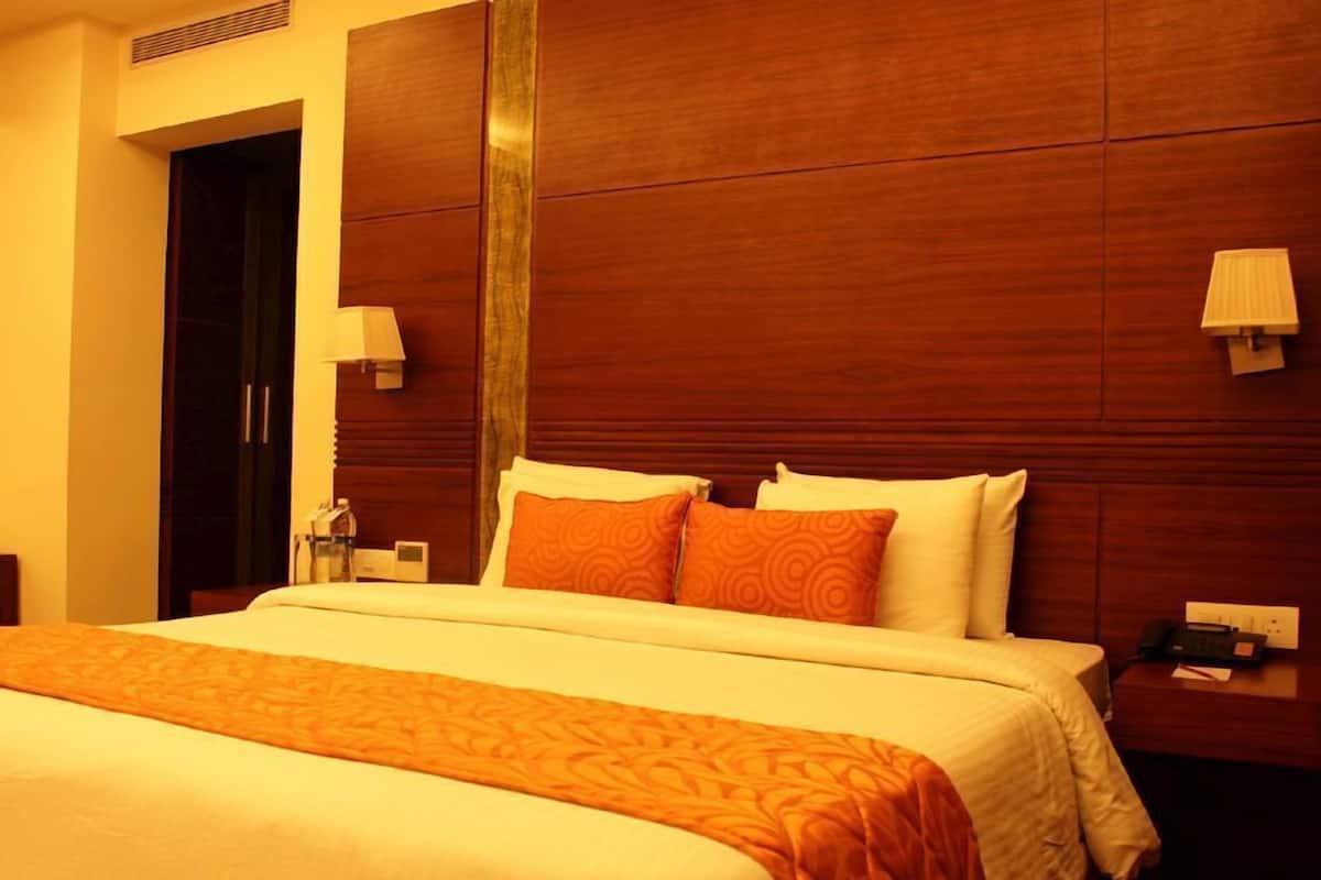 Studio Suite, 1 King Bed | 1 bedroom, minibar, in-room safe, desk