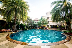 2 piscines extérieures