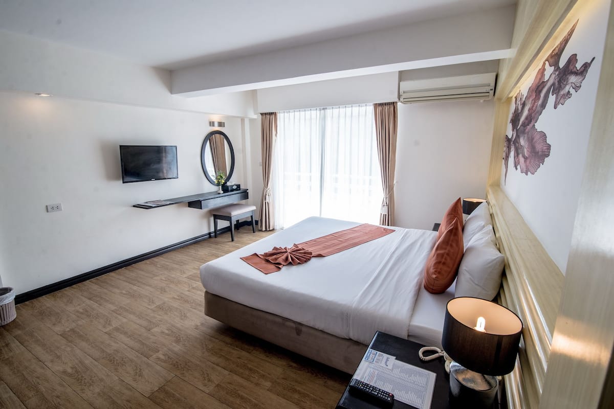 Minibar, in-room safe, desk, free WiFi