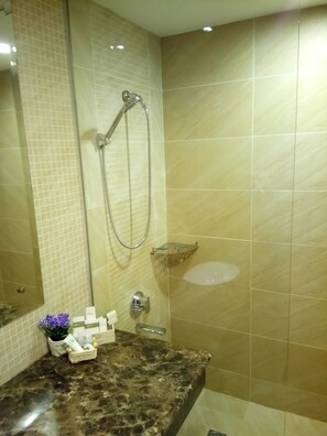 Bathroom shower - Discovery Hotel (Phnom Penh)