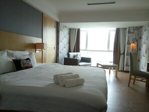 Design Double Room, 1 King Bed, Balcony, Tower | Select Comfort beds, minibar, in-room safe, desk - Discovery Hotel (Phnom Penh)