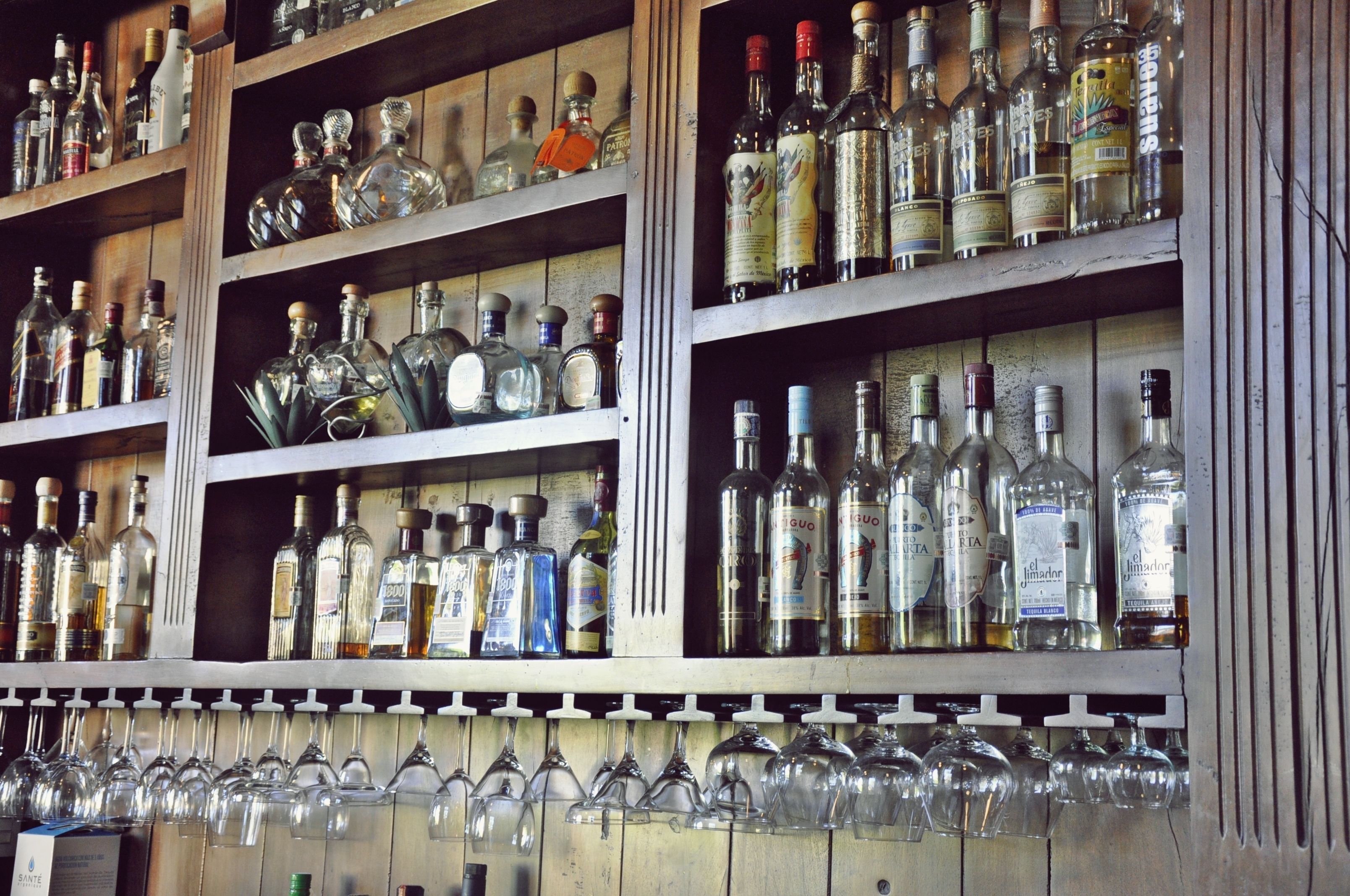 2 bars/lounges, poolside bar